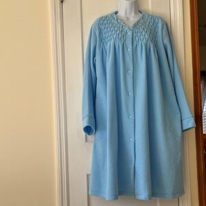 Miss Elaine Smocked Embroidered Robe Front Snaps Womens Large House Coat Pockets